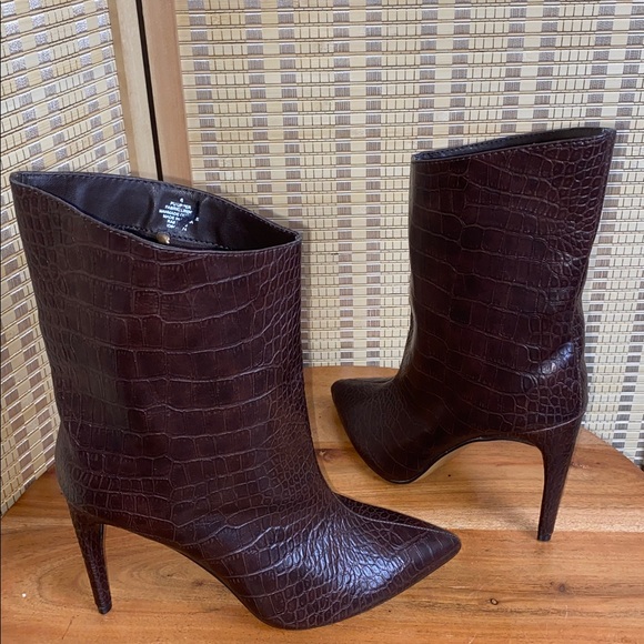 Express Woman’s 6 Snakeskin Textured Asymmetrical Booties Shabby Chic - Picture 2 of 5